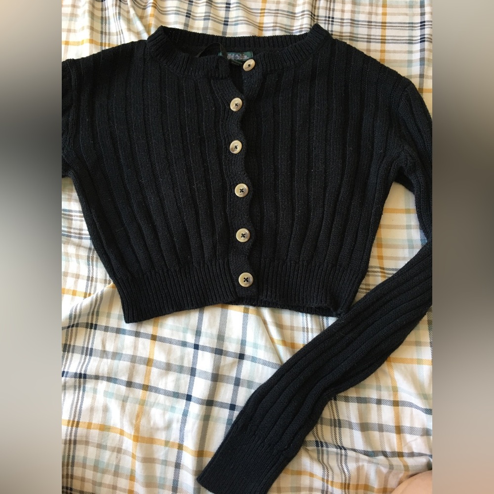Black cropped button up long sleeve tee